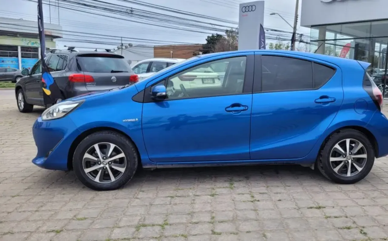 Prius C - view 4
