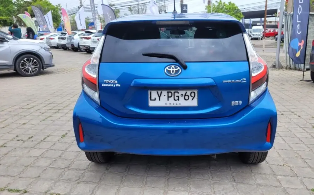 Prius C - view 5
