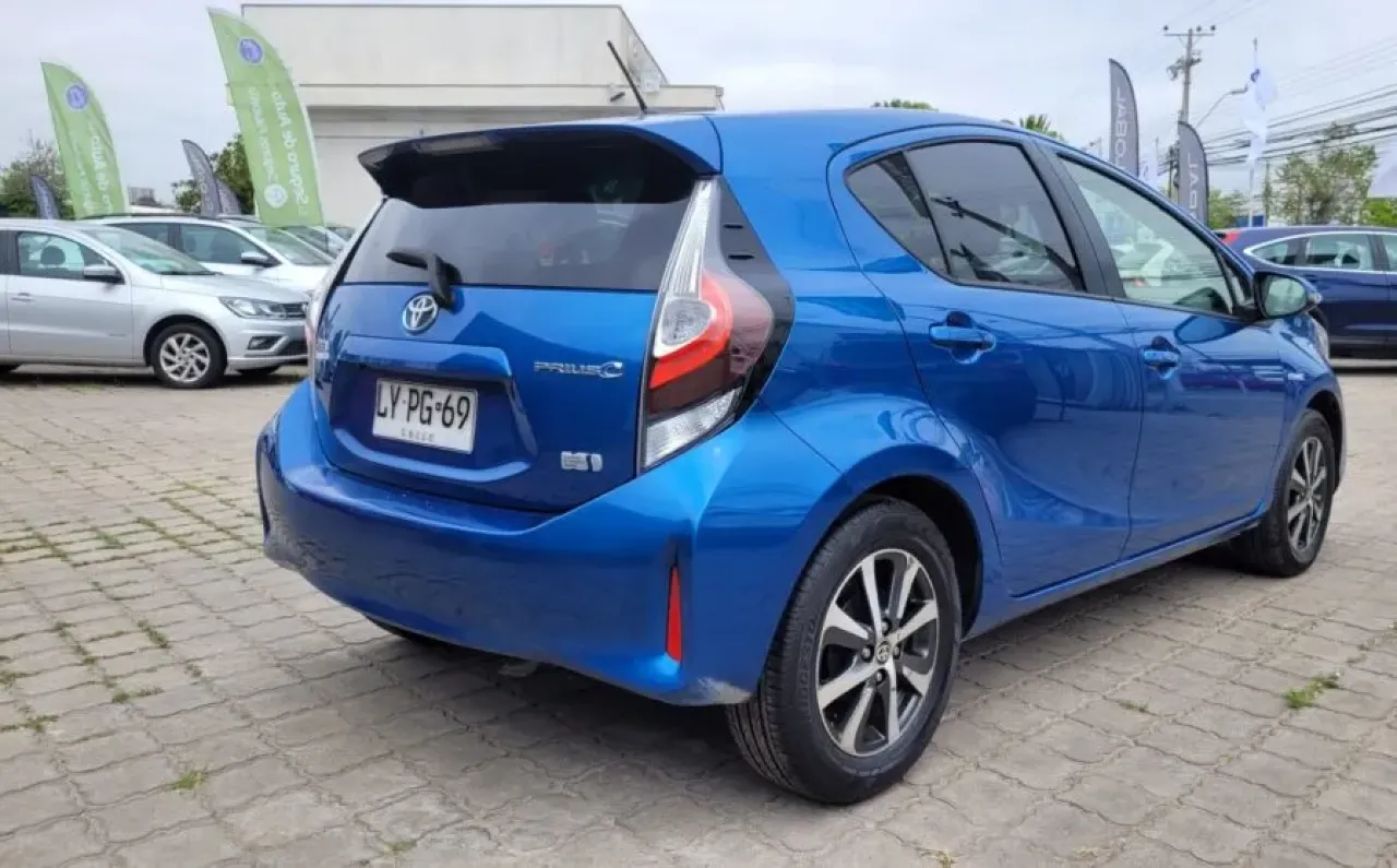 Prius C - view 9
