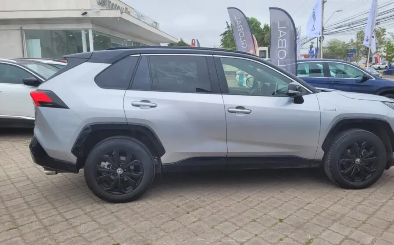 RAV4 Hybrid - view 3