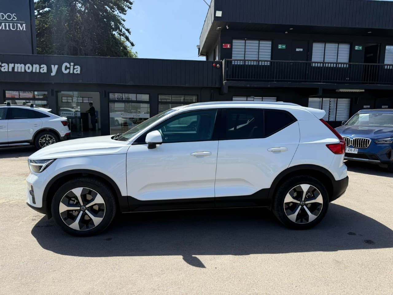 XC40 B4 PLUS 2.0 AUT  - view 2