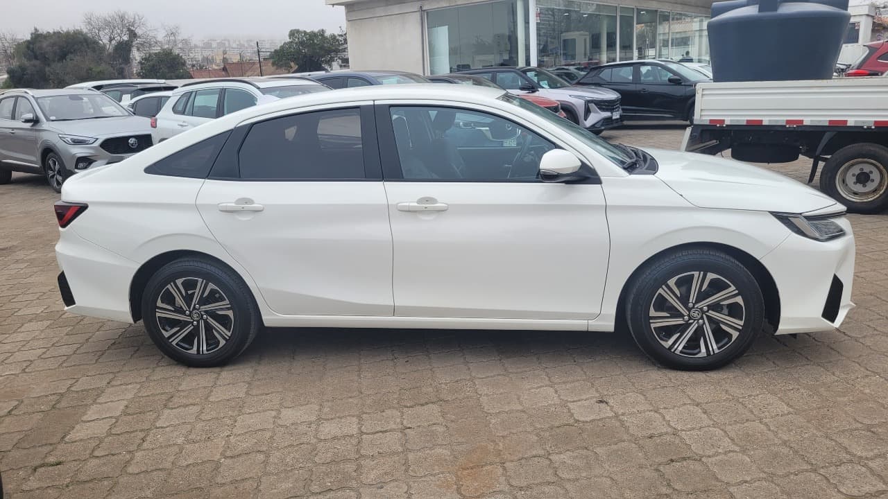YARIS SD 1.5 FULL MEC. (INCLUYE PATENTE TAXI EJECUTIVO) - view 6